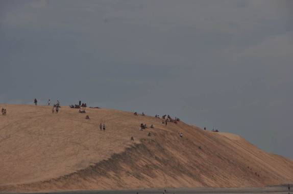 Movimento na duna do pôr-do-sol no final de tarde, em Jericoacoara - CE